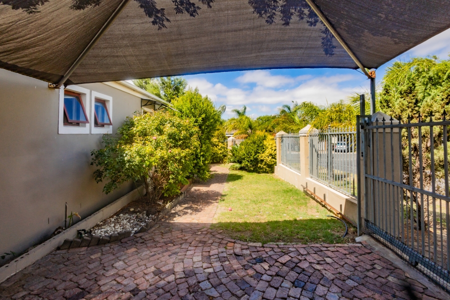 6 Bedroom Property for Sale in Uitzicht Western Cape